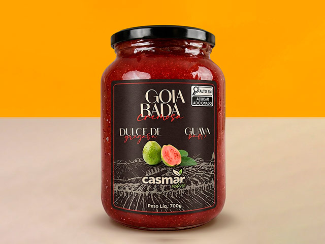 Dulce cremoso tradicional de guayaba con trozos de fruta