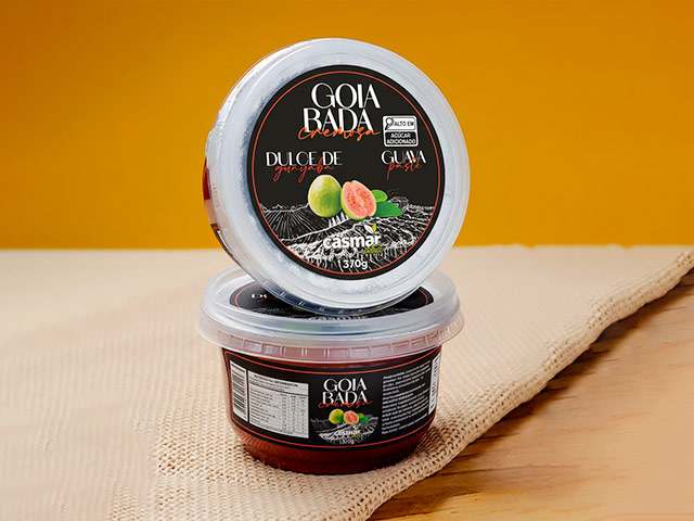 Dulce cremoso tradicional de guayaba con trozos de fruta