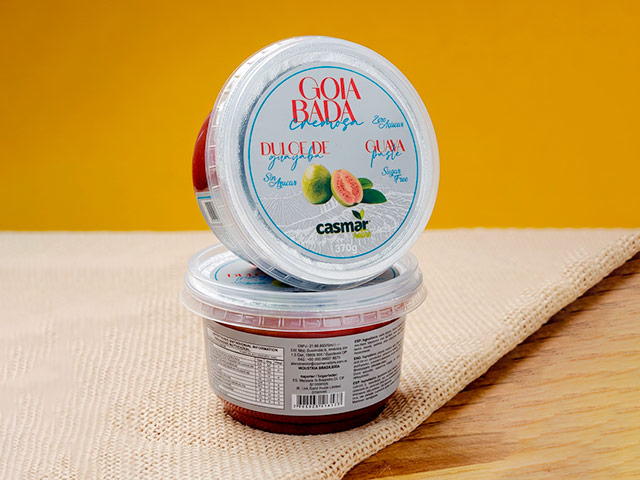 Dulce cremoso tradicional de guayaba con trozos de fruta